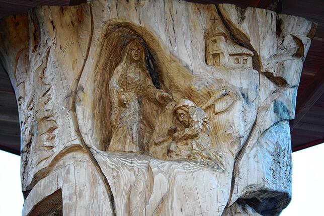 Auf der Rückseite der Holzskulptur ist die Entstehungsgeschichte von Todtmoos mit der Marienerscheinung dargestellt.