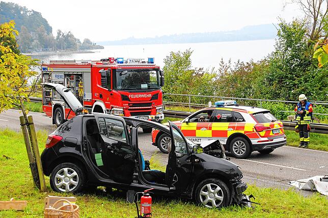Beim Frontalzusammenstoß zweier Autos auf der B 31-alt zwischen Goldbach und Überlingen sind am Dienstagmorgen zwei Frauen verletzt worden.