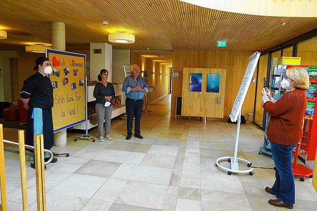 Zu Beginn der Zoom-Konferenz stellen Regina und Hans-Peter Kleemann (Bildmitte) den Berggasthof mit Hotel vor; Moderator Sebastian von ...