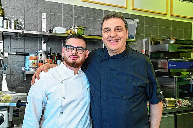 Mit dem Chef steht Koch Matteo Aversa in der Küche, der direkt aus Rom kommt, wo er eine eigene Kochschule betrieben hat.