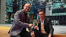 GZH-Leiter Matthias Klingler (links) stößt mit dem neuen Pächter Julian Grüter auf einen guten Start an.