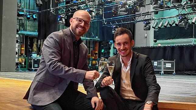 GZH-Leiter Matthias Klingler (links) stößt mit dem neuen Pächter Julian Grüter auf einen guten Start an.