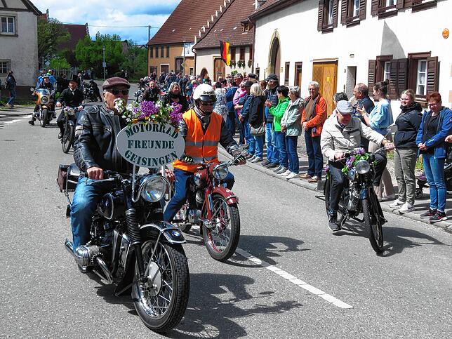 Bild 16: Festzumzug als Höhepunkt des viertägigen Jubiläumsfestes der Harmonie Gutmadingen