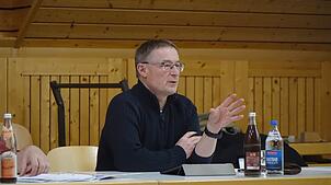 Leibertingens Gemeinderat Klaus Buck setzte sich für den Erhalt des Naturparkbusses ein. Foto: Heinrich Sturm