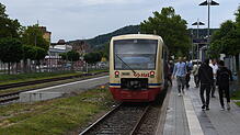 Ein Zug des Seehäsle am Stockacher Bahnhof. Zuletzt hatten es Pendler und Schüler, die morgens die Verbindung von Stockach nach ...