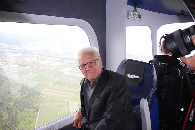 Baden-Württembergs Ministerpräsident Winfried Kretschmann unterwegs im Zeppelin über dem Bodensee.