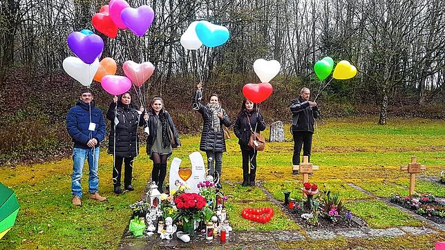 Vor Corona trafen sich Familie und Freunde gemeinsam am Grab von Kathrin. Jeder schickte mit einem Ballon Nachrichten für das Mädchen ...