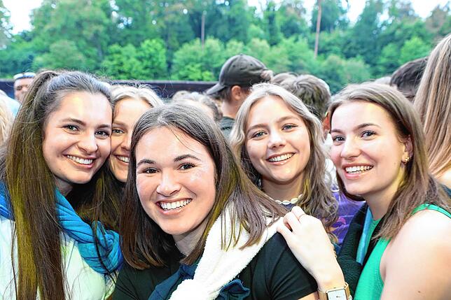 Bild 21: Strahlende Festival-Fans! Am ersten Nachmittag steigt die Stimmung