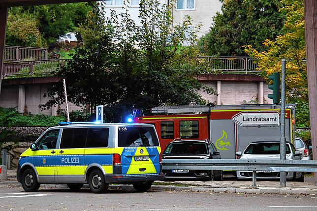 Die Polizei sichert die Straße zum Landratsamt.