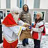 Der Ehrenoberholzer und Obrist der Froschenzunft, Reinhard Kerschl, verteilte beim Winterzauber als Nikolaus verkleidet 100 verpackte ...