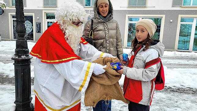 Der Ehrenoberholzer und Obrist der Froschenzunft, Reinhard Kerschl, verteilte beim Winterzauber als Nikolaus verkleidet 100 verpackte ...