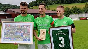 Abschied im Steinatal: Die Sportchefs Manuel Boll (links) und Frederik Happle  (rechts) von der SG Mettingen/Krenkingen verabschieden ...