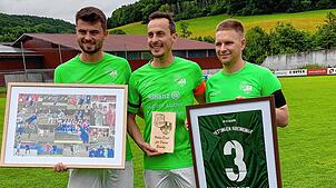 Abschied im Steinatal: Die Sportchefs Manuel Boll (links) und Frederik Happle  (rechts) von der SG Mettingen/Krenkingen verabschieden ...