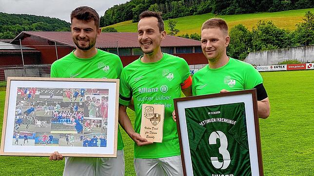 Abschied im Steinatal: Die Sportchefs Manuel Boll (links) und Frederik Happle (rechts) von der SG Mettingen/Krenkingen verabschieden ...