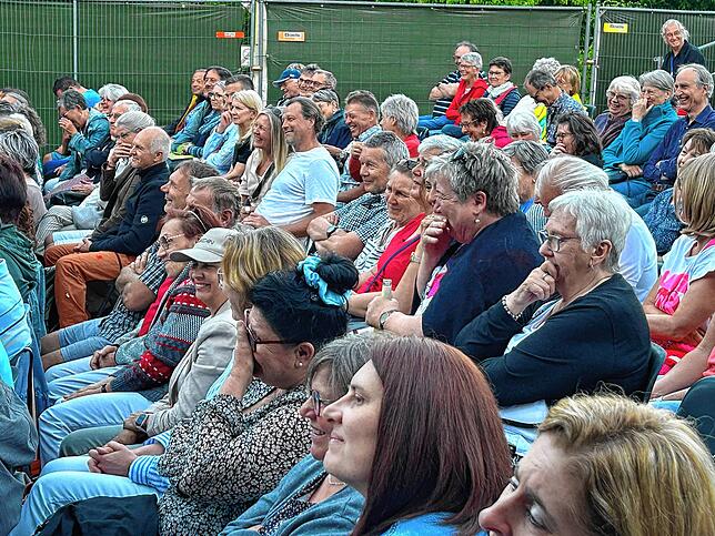 Lachen garantiert: Die Zuschauer amüsieren sich beim Villinger Sommertheater.