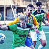 Geschickt schirmt der Furtwanger Marvin Lubenow (vorn) den Ball gegen den Singener Marcel Ernst ab. Anto Tavic (hinten) steht zur ...