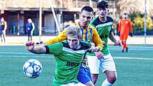 Geschickt schirmt der Furtwanger Marvin Lubenow (vorn) den Ball gegen den Singener Marcel Ernst ab. Anto Tavic (hinten) steht zur ...