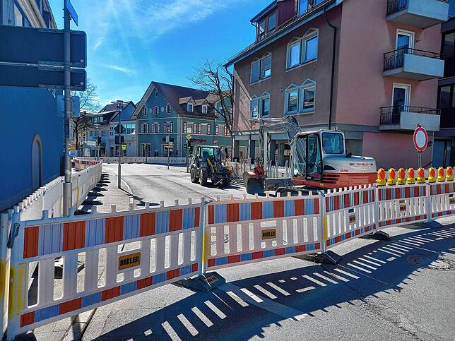 Die größte Innenstadt-Straßenbaustelle Markdorfs reicht von der Stadthalle bis kurz vor der Metzgerei Seitz. Bis Mitte April werden die ...