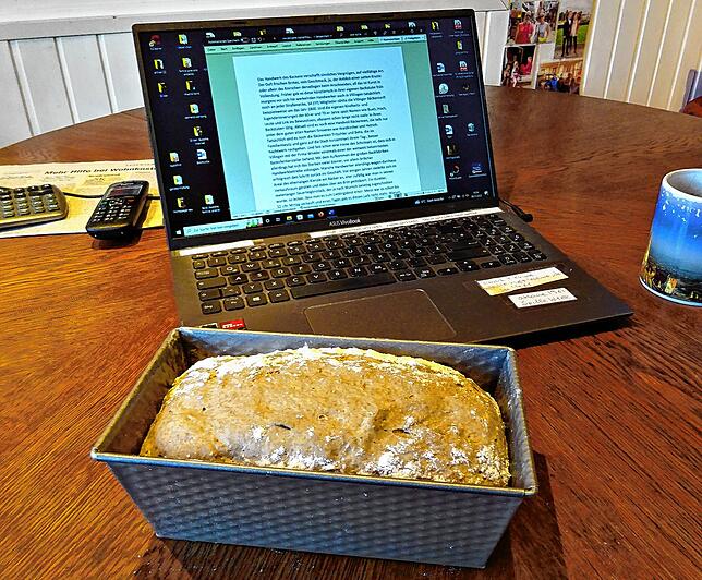 Das eigene Brot geht während des Schreibens dieser Kolumne. Und ist lecker, wenn es aus dem Ofen kommt.
