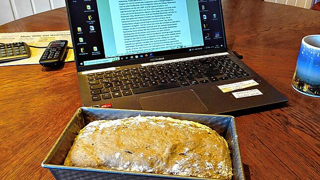 Das eigene Brot geht während des Schreibens dieser Kolumne. Und ist lecker, wenn es aus dem Ofen kommt.