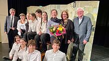 Neun Schülerinnen und Schüler des Singener Hegau-Gymnasiums schlüpften während des szenischen Theaters in der Hochrheinhalle in die ...