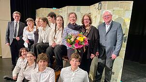 Neun Schülerinnen und Schüler des Singener Hegau-Gymnasiums schlüpften während des szenischen Theaters in der Hochrheinhalle in die ...
