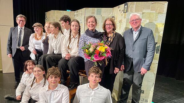 Neun Schülerinnen und Schüler des Singener Hegau-Gymnasiums schlüpften während des szenischen Theaters in der Hochrheinhalle in die ...