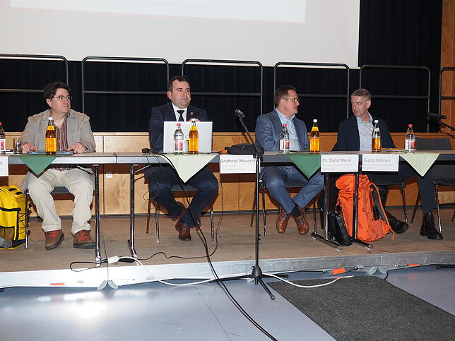 Adriano Diolaiuti (Planungsfirma Rapp), Bürgermeister Andreas Morasch, Dario Mock (Anwalt für Verwaltungsrecht) und Guido Kohnen (Kohnen ...
