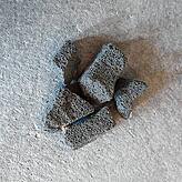 Unter der Bodenplatte ist das Haus mit Schaumglasschotter gedämmt, das aus Altglas hergestellt wird.