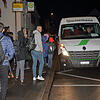 Bustaxis bringen Schüler von Büsingen nach Gailingen &ndash; wenn genügend Platz ist. Zuletzt blieben einige Schüler stehen. Bild: ...