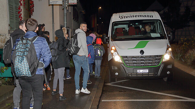 Bustaxis bringen Schüler von Büsingen nach Gailingen &ndash; wenn genügend Platz ist. Zuletzt blieben einige Schüler stehen. Bild: ...