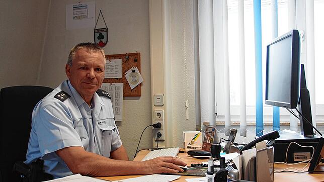 Kriminalhauptkommissar Georg Lautenschläger hat als Leiter des Polizeipostens Gottmadingen viel Schreibtischarbeit zu erledigen. Das ...