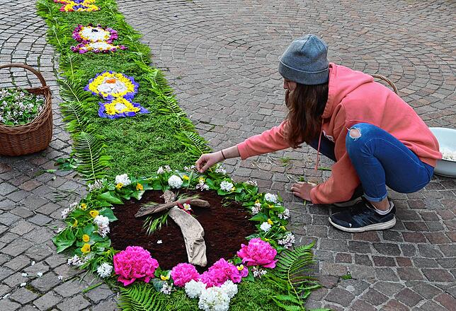 Auch die Markdorfer Jugend hält an der Tradition fest – hier legt Rosalie Blüten.