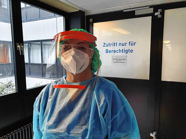 Eine Intensiv-Pflegefachkraft vor der Corona-Station im Klinikum Friedrichshafen (Archivbild).