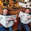 Jens Fräntzki (links) und Tankred Kauf von der Narrenzunft Überlingen haben ein Narrenblättle mit dem Titel ...