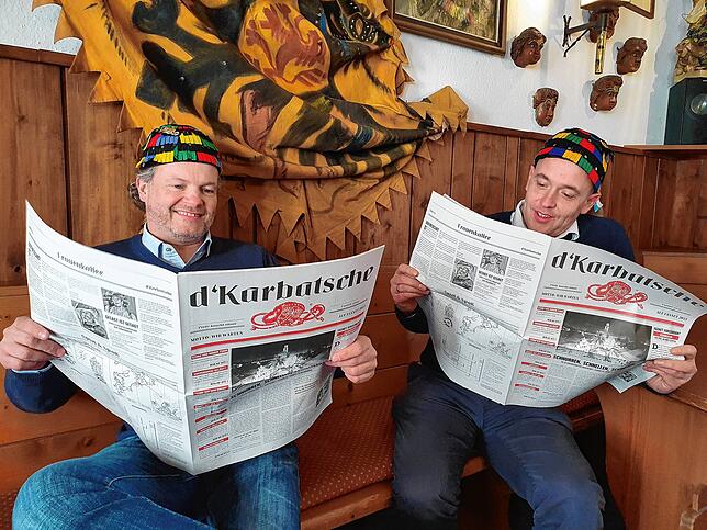 Jens Fräntzki (links) und Tankred Kauf von der Narrenzunft Überlingen haben ein Narrenblättle mit dem Titel ...