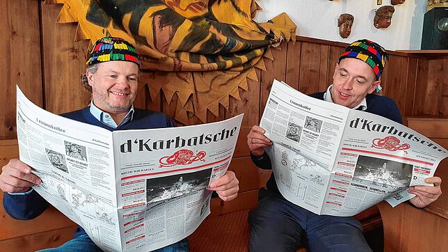 Jens Fräntzki (links) und Tankred Kauf von der Narrenzunft Überlingen haben ein Narrenblättle mit dem Titel ...