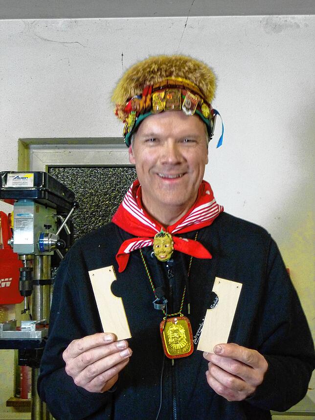 Carsten Hinz ist Klepperle-Boss in Radolfzell. Hier zeigt er zwei Klepperle, die später &ndash; abgeflämmt und lackiert &ndash; an ein ...