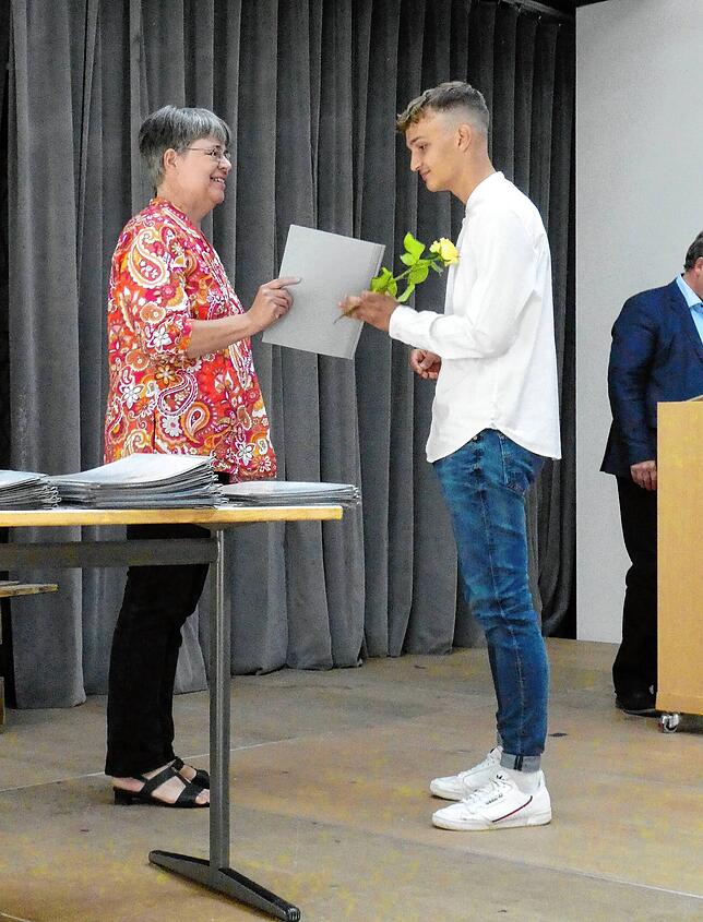 Bild 31: In der Aula des Gymnasiums wurden den 65 Abiturienten feierlich ihre Zeugnisse überreicht