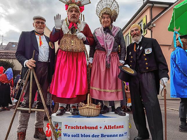 Bernhard Kitt (links) und Johannes Herbst zeigen schon mal, wie der neue Brunnen der Trachtenfrauen so aussehen könnte.