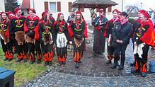 Die Teufelweihe zählt zum jährlichen Ritual der Zimmerer Fasnet. In diesem Jahr wurden 13 Neumitglieder bei der Teufelsbrut aufgenommen. ...