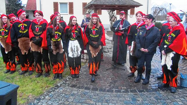Die Teufelweihe zählt zum jährlichen Ritual der Zimmerer Fasnet. In diesem Jahr wurden 13 Neumitglieder bei der Teufelsbrut aufgenommen. ...