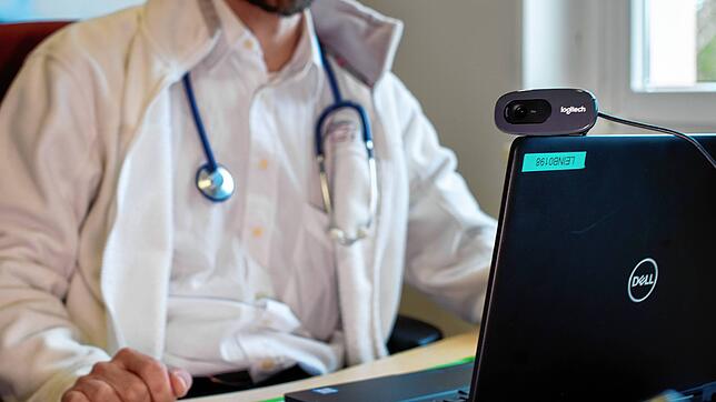 Videosprechstunde: Um die Lücken im hausärztlichen Notdienst zu schließen, hat der Kanton Aargau ein Pilotprojekt für Telemedizin gestartet.