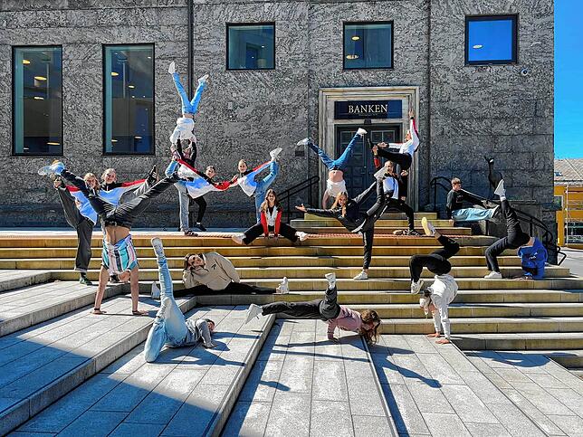 Das Showteam zeigt seine Figuren in der Stadt.