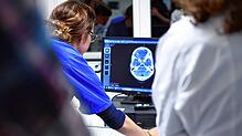 Künstliche Intelligenz findet in der Gesundheitsversorgung immer mehr Anwendung. Auf unserem Bild sieht eine Medizinstudentin sich in ...