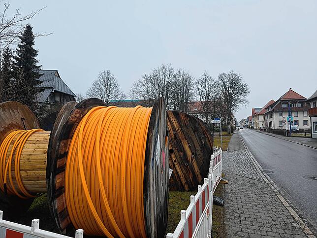 In der Hindenburgstraße in Mönchweiler liegen Leerrohre für die Glasfaserverkabelung bereit.