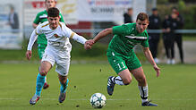 Im Rennen um den Einzug ins Finale des Bezirkspokals hat sich der Türkische SV Singen (Ertugrul Topal, links) gegen den BSV Nordstern ...
