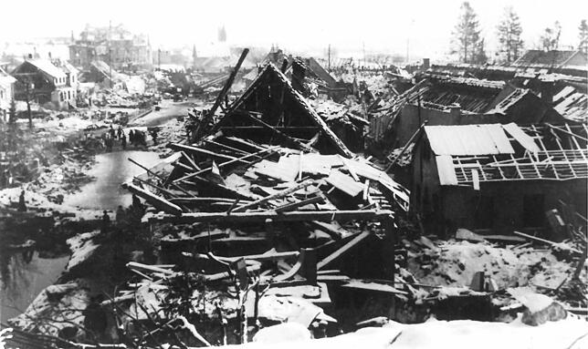 Anblick der Bombardierung in der Hauptstraße vom damaligen „Deutschen Hof“ aus Richtung Süden. Im Hintergrund ist das ...