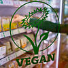 Im Supermarkt gibt es immer mehr vegane Produkte.