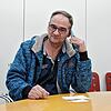 Heinrich Löhrer hängt in der Warteschleife der Patienten-Hotline fest. Er ärgert sich darüber, wie kompliziert es ist, einen ...